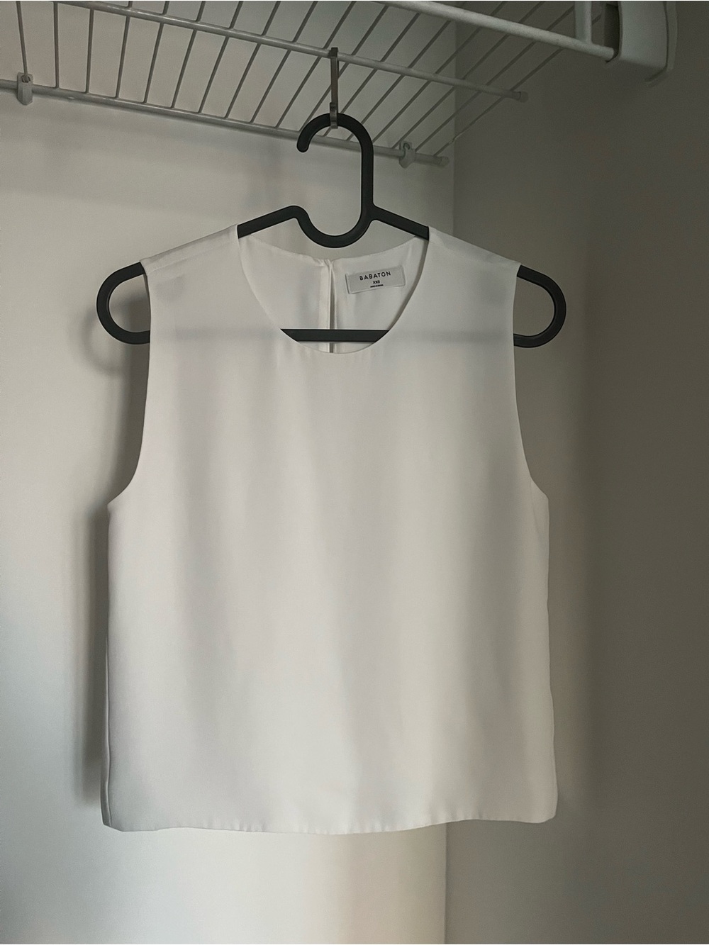 Babaton White Sleeveless Round-Neck Camisole